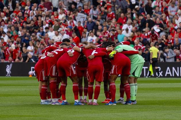 Football - FA Premier League - Liverpool FC v AFC Bournemouth LIVERPOOL, ENGLAND - Friday, August 15, 2025: Liverpool players in a pre-match huddle before the FA Premier League match between Liverpool FC and AFC Bournemouth at Anfield. (Photo by David Rawcliffe Propaganda) LIVERPOOL Anfield MERSEYSIDE ENGLAND  Copyright: xDavidxRawcliffex P2025-08-15-Liverpool_Bournemouth-17