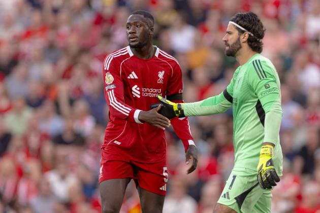 Football - FA Premier League - Liverpool FC v AFC Bournemouth LIVERPOOL, ENGLAND - Friday, August 15, 2025: Liverpool s Ibrahima KonatÃ (L) and goalkeeper Alisson Becker during the FA Premier League match between Liverpool FC and AFC Bournemouth at Anfield. (Photo by David Rawcliffe Propaganda) LIVERPOOL Anfield MERSEYSIDE ENGLAND  Copyright: xDavidxRawcliffex P2025-08-15-Liverpool_Bournemouth-23
