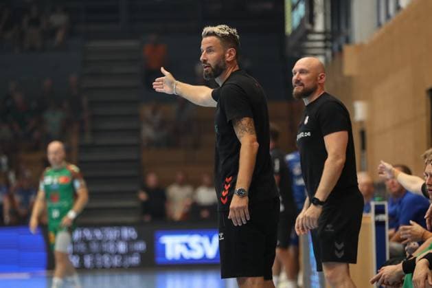 15.08.2025, xgox, Handball, Wartburg Cup, SC Magdeburg - TBV Lemgo emspor v.l. Bennet Wiegert (Magdeburg, Trainer) gibt Anweisungen, gestikuliert mit den Armen, gesticulate, gives instructions Eisenach