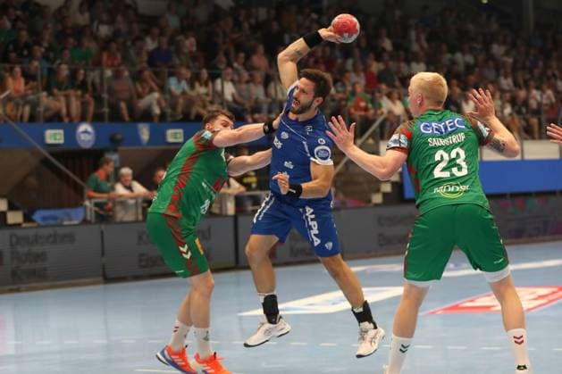15.08.2025, xgox, Handball, Wartburg Cup, SC Magdeburg - TBV Lemgo emspor v.l. Tim Suton (Lemgo, 23) wirft Tor, Torschuetze, erzielt Tor, Treffer, scores the goal Eisenach