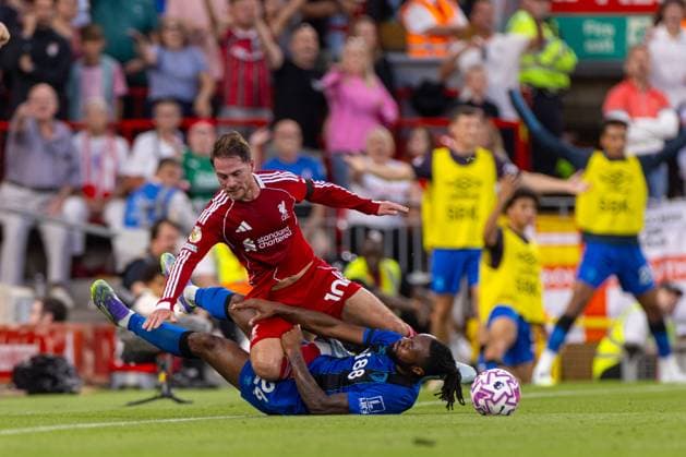 Football - FA Premier League - Liverpool FC v AFC Bournemouth LIVERPOOL, ENGLAND - Friday, August 15, 2025: Liverpool s (L) and Bournemouth s Antoine Semenyo battle each other for the ball during the FA Premier League match between Liverpool FC and AFC Bournemouth at Anfield. (Photo by David Rawcliffe Propaganda) LIVERPOOL Anfield MERSEYSIDE ENGLAND  Copyright: xDavidxRawcliffex P2025-08-15-Liverpool_Bournemouth-43