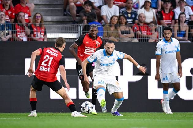FOOTBALL : Rennes vs Marseille - Ligue 1 - 15 08 2025 Amine Gouiri ( 9 - Olympique Marseille ) and Valentin Rongier ( 21 - Rennes ) during the Ligue 1 match between Stade Rennais FC and Olympique de Marseille at Roazhon Park on August 15 , 2025 in Rennes, France. ( Photo by Federico Pestellini PsnewZ ) - RennesFrance  Copyright: xFedericoxPestellinix