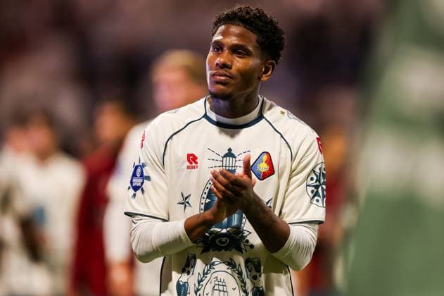 2025-08-15 Telstar v PEC Zwolle - Dutch Eredivisie VELSEN-ZUID, NETHERLANDS - AUGUST 15: Tyrese Noslin of Telstar is thanking the fans for their support after losing the match during the Dutch Eredivisie match between Telstar and PEC Zwolle at BUKO Stadion on August 15, 2025 in Velsen-Zuid, Netherlands. Velsen-Zuid BUKO Stadion Netherlands Content not available for redistribution in The Netherlands directly or indirectly through any third parties. Copyright: xHansxvanxderxValkx