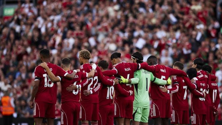 Liverpool, England, August 15, 2025: Liverpool playerss pay their respects to former Liverpool footballer Jota who died last month in a car accident during the Premier League 2025 match between Liverpool and Bournemouth at Anfield Stadium. Copyright: xx Sportspressphoto_SPR10806