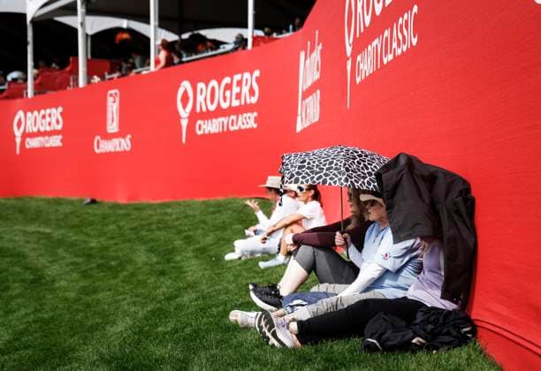 August 15, 2025, Calgary, Ab, CANADA: Fans seek some shade on the 18th green during the PGA, Golf Herren Tour Champions golf event in Calgary, Alta., Friday, Aug. 15, 2025. Canada News - August 15, 2025 - ZUMAc35_ 20250815_zaf_c35_153 Copyright: xJeffxMcintoshx