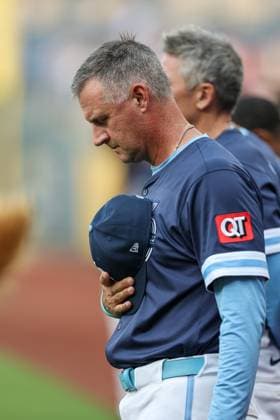 August 15, 2025: Kansas City Royals manager Matt Quatraro (33) stands during the National Anthem before a game against the Chicago White Sox at Kauffman Stadium in Kansas City, MO. CSM Kansas City United States of America - ZUMAc04_ 20250815_zma_c04_123 Copyright: xDavidxSmithx