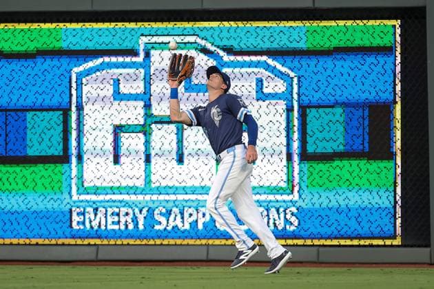 August 15, 2025: Kansas City Royals right fielder Mike Yastrzemski (18) catches a fly ball for an out on Chicago White Sox left fielder Michael A. Taylor (21) during the third inning at Kauffman Stadium in Kansas City, MO. CSM Kansas City United States of America - ZUMAc04_ 20250815_zma_c04_127 Copyright: xDavidxSmithx