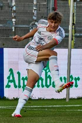 Regionalliga Bayern, SpVgg Unterhaching vs FC Bayern München II, München FC Bayern, München FC Bayern II (Amateure), Unterhaching SpVgg, 2025-08-15 in München-Unterhaching (uhlsportPARK Unterhaching) DALPIAZ Magnus (FC Bayern München II FCBII02 Rechter Verteidiger) sportworld München-Unterhaching uhlsportPARK Unterhaching Bayern Deutschland