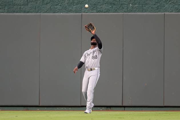 August 15, 2025: Chicago White Sox center fielder Luis Robert Jr. (88) catches a fly ball for an out on Kansas City Royals right fielder Mike Yastrzemski (18) during the third inning at Kauffman Stadium in Kansas City, MO. CSM Kansas City United States of America - ZUMAc04_ 20250815_zma_c04_130 Copyright: xDavidxSmithx