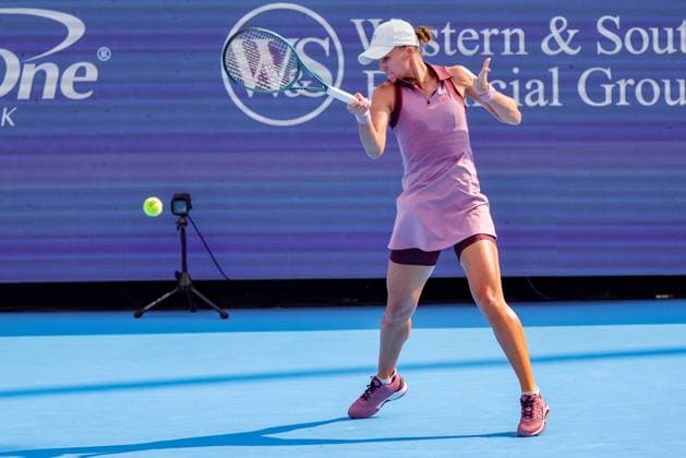 August 15, 2025, Mason, Ohio, U.S: Veronika Kudermetova in action during FridayÃ¢â‚¬â ¢s quarterfinal round of the Cincinnati Open at the Lindner Family Tennis Center, Mason, Oh. Mason U.S - ZUMAs304 20250815_zaf_s304_210 Copyright: xScottxStuartx