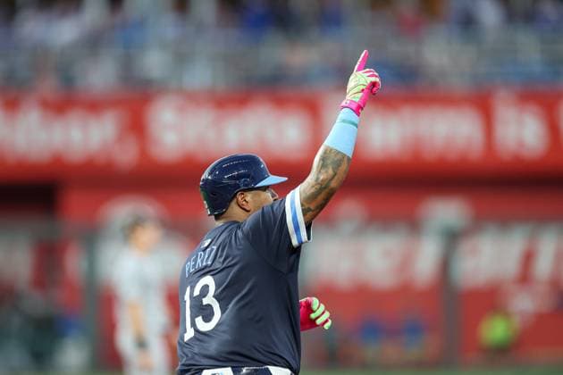 August 15, 2025: Kansas City Royals catcher Salvador Perez (13) reacts to his solo home run during the fourth inning against the Chicago White Sox at Kauffman Stadium in Kansas City, MO. CSM Kansas City United States of America - ZUMAc04_ 20250815_zma_c04_237 Copyright: xDavidxSmithx