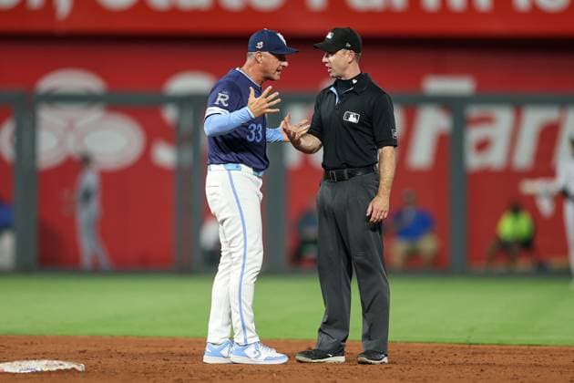 August 15, 2025: Kansas City Royals manager Matt Quatraro (33) argues a call with second base umpire Tom Hanahan during the fifth inning against the Chicago White Sox at Kauffman Stadium in Kansas City, MO. CSM Kansas City United States of America - ZUMAc04_ 20250815_zma_c04_240 Copyright: xDavidxSmithx