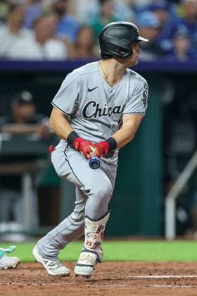 August 15, 2025: Chicago White Sox outfielder Andrew Benintendi (23) singles during the eighth inning against the Kansas City Royals at Kauffman Stadium in Kansas City, MO. CSM Kansas City United States of America - ZUMAc04_ 20250815_zma_c04_247 Copyright: xDavidxSmithx