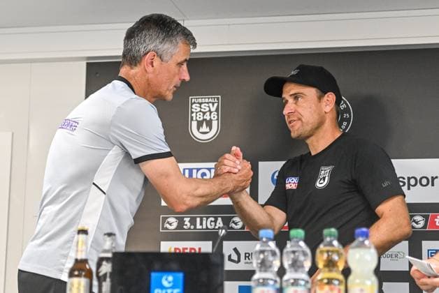 GER, 3. Liga, SSV Ulm 1846 vs FC Erzgebirge Aue 09.08.2025, Donaustadion, Ulm, GER, 3. Liga, SSV Ulm 1846 vs FC Erzgebirge Aue, im Bild Jens Härtel Haertel (Aue) und Robert Lechleiter (SSV Ulm) verabschieden sich, Pressekonferenz nach Spielende
