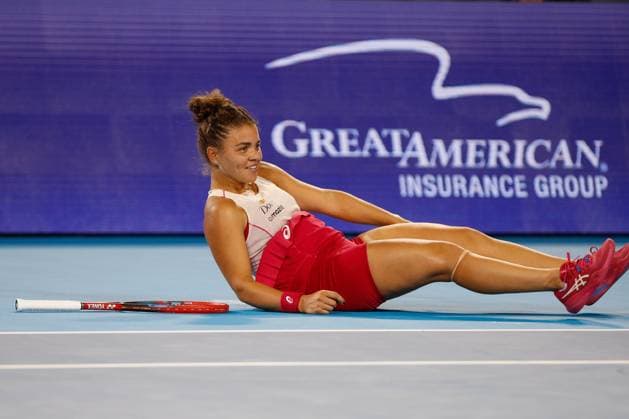 CINCINNATI, OH - AUGUST 15: Jasmine Paolini of Italy trips and falls during the quarterfinal round of the Cincinnati Open at the Lindner Family Tennis Center on August 15, 2025 in Mason, OH. (Photo by Ian Johnson Icon Sportswire) TENNIS: AUG 15 Cincinnati Open EDITORIAL USE ONLY Icon250815070