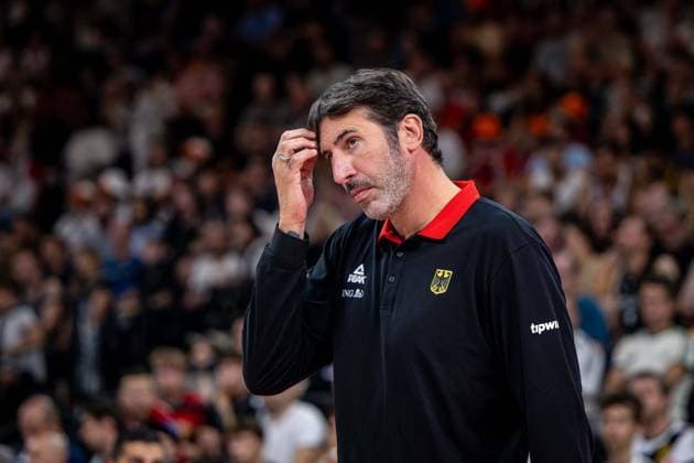 Basketball München 15.08.2025 Testspiel Freundschaftsspiel DBB Länderspiel Männer Herren Supercup Tag 1 Deutschland (GER) - Türkei (TUR) Alex Mumbru (Deutschland, Bundestrainer)