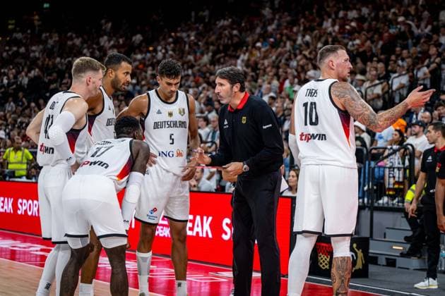 Basketball München 15.08.2025 Testspiel Freundschaftsspiel DBB Länderspiel Männer Herren Supercup Tag 1 Deutschland (GER) - Türkei (TUR) Alex Mumbru (Deutschland, Bundestrainer) Tristan Da Silva (Deutschland, No.05) Johannes Thiemann (Deutschland, No.32) Andreas Obst (Deutschland, No.42) Dennis Schröder Schroeder (Deutschland, No.17) Schröder Schroder Daniel Theis (Deutschland, No.10)