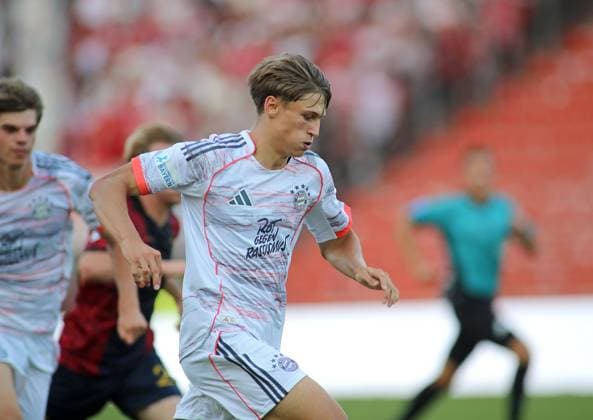 Fussball, Herren, Regionalliga Bayern, Saison 2025 2026, SpVgg Unterhaching - FC Bayern München II, Amateure Magnus Dalpiaz (FC Bayern München II) im Laufen mit Blick nach unten