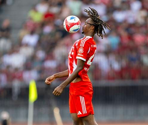 12.08.2025, Fussball Bundesliga 2025 2026, Freundschaftsspiel, Grasshopper Club Zürich - FC Bayern München - im Stadion am Letzigrund, Zürich (Schweiz). Jonah Kusi-Asare (Bayern München) am Ball