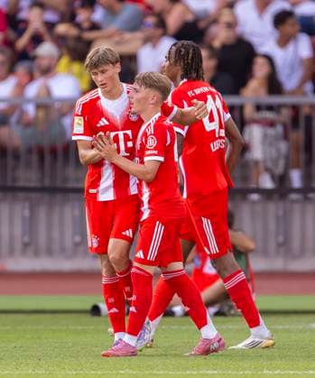 12.08.2025, Fussball Bundesliga 2025 2026, Freundschaftsspiel, Grasshopper Club Zürich - FC Bayern München - im Stadion am Letzigrund, Zürich (Schweiz). Torjubel v.li: Magnus Dalpiaz (Bayern München), Lennart Karl (FC Bayern München), Jonah Kusi-Asare (Bayern München),