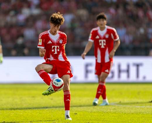 12.08.2025, Fussball Bundesliga 2025 2026, Freundschaftsspiel, Grasshopper Club Zürich - FC Bayern München - im Stadion am Letzigrund, Zürich (Schweiz). David Santos Daiber (Bayern München) am Ball