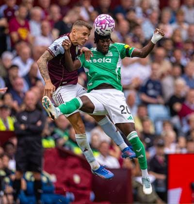 Football - FA Premier League - Aston Villa FC v Newcastle United FC BIRMINGHAM, ENGLAND - Saturday, August 16, 2025: Aston Villa s Matty Cash (L) challenges for a header with Newcastle United s Anthony Elanga during the FA Premier League match between Aston Villa FC and Newcastle United FC at Villa Park. (Photo by David Rawcliffe Propaganda) BIRMINGHAM Villa Park WEST MIDLANDS ENGLAND  Copyright: xDavidxRawcliffex P2025-08-16-Aston_Villa_Newcastle-13