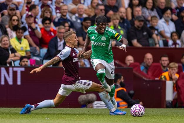 Football - FA Premier League - Aston Villa FC v Newcastle United FC BIRMINGHAM, ENGLAND - Saturday, August 16, 2025: Newcastle United s Anthony Elanga is challenged by Aston Villa s Lucas Digne (L) during the FA Premier League match between Aston Villa FC and Newcastle United FC at Villa Park. (Photo by David Rawcliffe Propaganda) BIRMINGHAM Villa Park WEST MIDLANDS ENGLAND  Copyright: xDavidxRawcliffex P2025-08-16-Aston_Villa_Newcastle-16