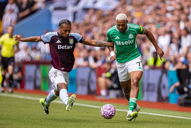 Football - FA Premier League - Aston Villa FC v Newcastle United FC BIRMINGHAM, ENGLAND - Saturday, August 16, 2025: Newcastle United s Joelinton Cassio Apolinario de Lira (R) is challenged by Aston Villa s Boubacar Kamara (L) during the FA Premier League match between Aston Villa FC and Newcastle United FC at Villa Park. (Photo by David Rawcliffe Propaganda) BIRMINGHAM Villa Park WEST MIDLANDS ENGLAND  Copyright: xDavidxRawcliffex P2025-08-16-Aston_Villa_Newcastle-18