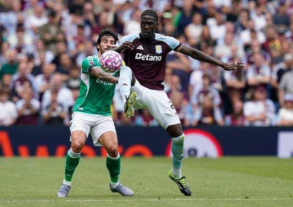 Birmingham, England, 16th August 2025. Amadou Onana of Aston Villa (R) is challenged by Sandro Tonali of Newcastle United during the Aston Villa vs Newcastle United Premier League match at Villa Park, Birmingham. Picture credit should read: Andrew Yates Sportimage EDITORIAL USE ONLY. No use with unauthorised audio, video, data, fixture lists, club league logos or live services. Online in-match use limited to 120 images, no video emulation. No use in betting, games or single club league player publications. SPI_009_AY_VILLA_NEWC SPI-4068-0009