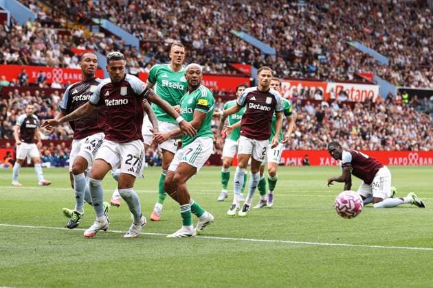 Aston Villa v Newcastle United 16 August 2025, Aston - Premier League Football - Aston Villa v Newcastle United - Morgan Rogers of Aston Villa and Joelinton of Newcastle United watch as the ball flies past them - Photo: Jacques Feeney Offside. Aston UK Copyright: xJacquesxFeeneyx xOffsidexOffside