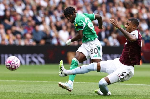 Aston Villa v Newcastle United 16 August 2025, Aston - Premier League Football - Aston Villa v Newcastle United - Anthony Elanga of Newcastle United and Ezri Konsa of Aston Villa - Photo: Jacques Feeney Offside. Aston UK Copyright: xJacquesxFeeneyx xOffsidexOffside