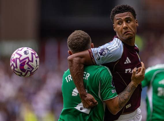 Football - FA Premier League - Aston Villa FC v Newcastle United FC BIRMINGHAM, ENGLAND - Saturday, August 16, 2025: Aston Villa s Ollie Watkins (R) is challenged by Newcastle United s Kieran Trippier during the FA Premier League match between Aston Villa FC and Newcastle United FC at Villa Park. (Photo by David Rawcliffe Propaganda) BIRMINGHAM Villa Park WEST MIDLANDS ENGLAND  Copyright: xDavidxRawcliffex P2025-08-16-Aston_Villa_Newcastle-27