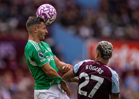 Football - FA Premier League - Aston Villa FC v Newcastle United FC BIRMINGHAM, ENGLAND - Saturday, August 16, 2025: Newcastle United s Fabian Schär (L) challenges for a header with Aston Villa s Morgan Rogers during the FA Premier League match between Aston Villa FC and Newcastle United FC at Villa Park. (Photo by David Rawcliffe Propaganda) BIRMINGHAM Villa Park WEST MIDLANDS ENGLAND  Copyright: xDavidxRawcliffex P2025-08-16-Aston_Villa_Newcastle-29