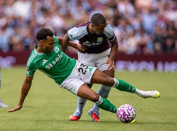 Football - FA Premier League - Aston Villa FC v Newcastle United FC BIRMINGHAM, ENGLAND - Saturday, August 16, 2025: Newcastle United s goalkeeper Jacob Murphy (L) challenges Aston Villa s Youri Tielemans during the FA Premier League match between Aston Villa FC and Newcastle United FC at Villa Park. (Photo by David Rawcliffe Propaganda) BIRMINGHAM Villa Park WEST MIDLANDS ENGLAND  Copyright: xDavidxRawcliffex P2025-08-16-Aston_Villa_Newcastle-31