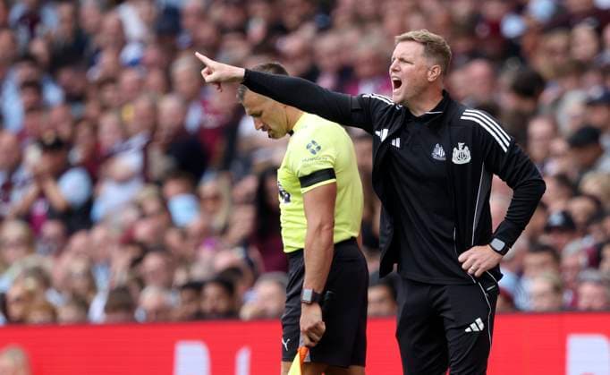 Aston Villa v Newcastle United - Premier League Eddie Howe, Manager of Newcastle United pointing on the side line during the Premier League match between Aston Villa and Newcastle United at Villa Park on August 16, 2025 in Birmingham, England. Birmingham Villa Park England United Kingdom Copyright: xNealxSimpson Sportsphoto APLx 14132853