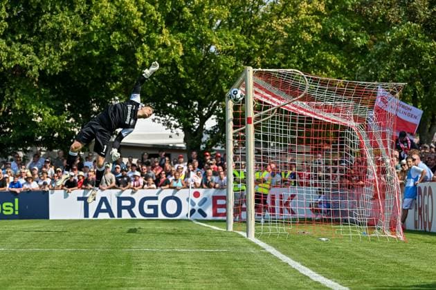 Luca Petzold (Bahlinger SC, 01) schaut dem Ball hinterher. GER, Bahlinger SC - 1. FC Heidenheim, Fussball, DFB Pokal, 1. Runde, Spielzeit 2025 2026, 16.08.2025 DFB REGULATIONS PROHIBIT ANY USE OF PHOTOGRAPHS AS IMAGE SEQUENCES AND OR QUASI-VIDEO GER, Bahlinger SC - 1. FC Heidenheim, Fussball, DFB Pokal, 1. Runde, Spielzeit 2025 2026, 16.08.2025 Bahlingen *** Luca Petzold Bahlinger SC, 01 looks after the ball GER, Bahlinger SC 1 FC Heidenheim, Football, DFB Pokal, 1 round, Season 2025 2026, 16 08 2025 DFB REGULATIONS PROHIBIT ANY USE OF PHOTOGRAPHS AS IMAGE SEQUENCES AND OR QUASI VIDEO GER, Bahlinger SC 1 FC Heidenheim, Football, DFB Pokal, 1 round, Season 2025 2026, 16 08 2025 Bahlingen Copyright: xEibner-Pressefoto ThomasxHessx EP_THS