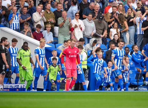 Brighton and Hove Albion v Fulham, Premier League, Football, Amex Stadium, Brighton, UK - 16 Aug 2025 Fulham and Brighton & Hove Albion walk out on to the pitch for the first game of the season Brighton Amex Stadium Brighton GBR, UK NEWSPAPERS OUT Copyright: xSeanxRyanx