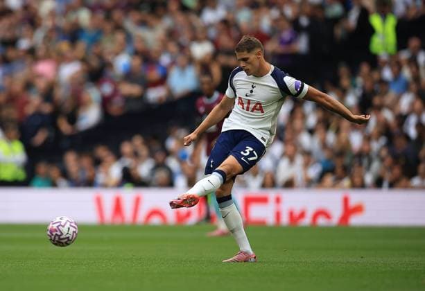 Tottenham Hotspur v Burnley Premier League 16 08 2025. Tottenham Hotspur Defender Micky van de Ven (37) during the Premier League match between Tottenham Hotspur and Burnley at Tottenham Hotspur Stadium, London, United Kingdom on 16 August 2025. London Tottenham Hotspur Stadium London United Kingdom Editorial use only DataCo restrictions apply See www.football-dataco.com , Copyright: xChrisxFoxwellx PSI-22600-0016
