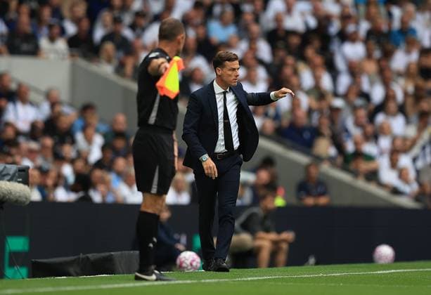 Tottenham Hotspur v Burnley Premier League 16 08 2025. Burnley Manager Scott Parker Gestures to his Players during the Premier League match between Tottenham Hotspur and Burnley at Tottenham Hotspur Stadium, London, United Kingdom on 16 August 2025. London Tottenham Hotspur Stadium London United Kingdom Editorial use only DataCo restrictions apply See www.football-dataco.com , Copyright: xChrisxFoxwellx PSI-22600-0017