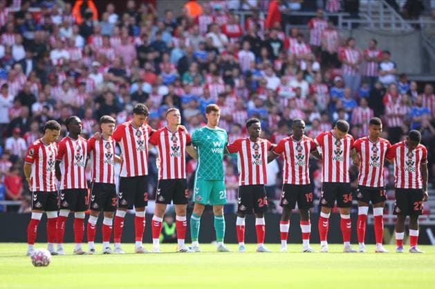 Sunderland v West Ham United - Premier League Sunderland players line up in tribute to to Diogo Jota and Andre Silva before the Premier League match between Sunderland and West Ham United at Stadium of Light on August 16, 2025 in Sunderland, England. Sunderland Stadium of Light England United Kingdom Copyright: xEdxSykes Sportsphoto APLx 14132879