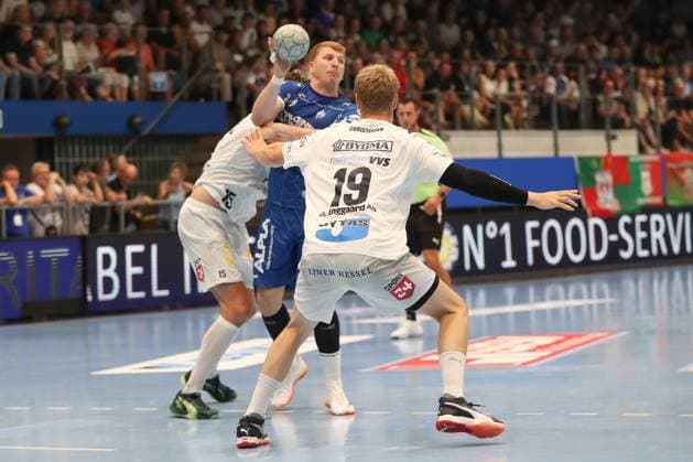 16.08.2025, xgox,Handball - Wartburg Cup Skanderborg Handbold - TBV Lemgo-Lippe emspor, v.l. Emil Laerke (Skanderborg, 15), Lukas Hutecek (Lemgo, 2), Kristian Bonefeld (Skanderborg, 19) Zweikampf, Duell, Kampf, tackle Eisenach