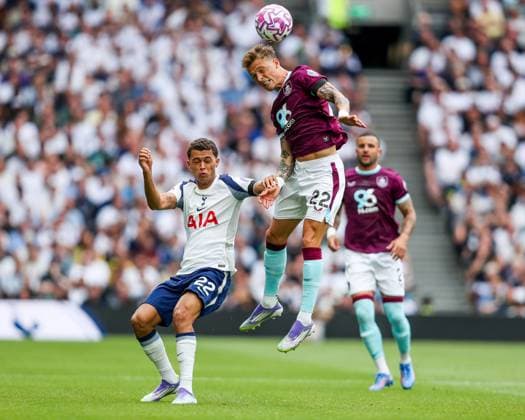 Premier League Tottenham Hotspur v Burnley Oliver Sonne of Burnley heads the ball during the Premier League match Tottenham Hotspur vs Burnley at Tottenham Hotspur Stadium, London, United Kingdom, 16th August 2025 (Photo by Izzy Poles News Images) London Tottenham Hotspur Stadium United Kingdom Copyright: xIzzyxPoles NewsxImagesx