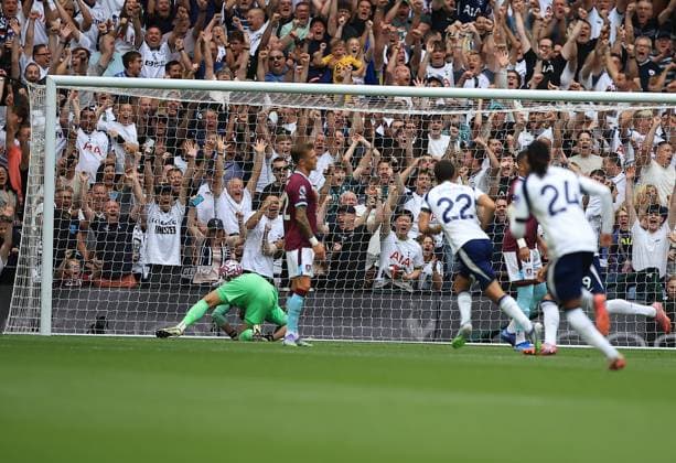 Tottenham Hotspur v Burnley Premier League 16 08 2025. GOAL CELEBRATION Tottenham Hotspur Forward Richarlison (9) makes it 1-0 during the Premier League match between Tottenham Hotspur and Burnley at Tottenham Hotspur Stadium, London, United Kingdom on 16 August 2025. London Tottenham Hotspur Stadium London United Kingdom Editorial use only DataCo restrictions apply See www.football-dataco.com , Copyright: xChrisxFoxwellx PSI-22600-0020