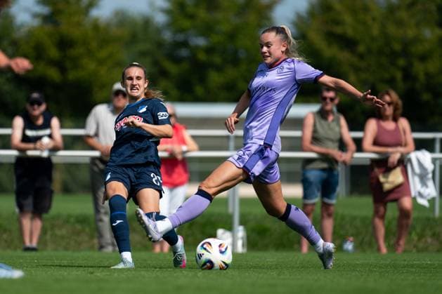 Napsugar Sinka (TSG Hoffenheim, 08) im Zweikampf mit Sabina Jackson (FC Basel, 05), GER, TSG 1899 Hoffenheim vs FC Basel, Fussball Frauen Bundesliga Testspiel, Saison 2025 2026, 16.08.2025 GER, TSG 1899 Hoffenheim vs FC Basel, Fussball Frauen Bundesliga Testspiel, Saison 2025 2026, 16.08.2025 St. Leon Copyright: xEibner-Pressefoto Memmlerx EP_MMR