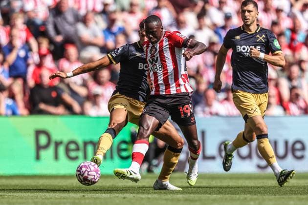 Premier League Sunderland v West Ham United Habib Diarra of Sunderland passes the ball during the Premier League match Sunderland vs West Ham United at Stadium Of Light, Sunderland, United Kingdom, 16th August 2025 (Photo by Alfie Cosgrove News Images) Sunderland Stadium Of Light Tyne and Wear United Kingdom Copyright: xAlfiexCosgrove NewsxImagesx