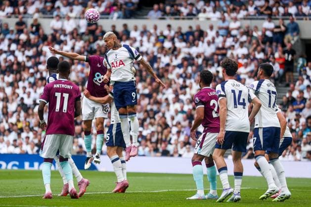 Premier League Tottenham Hotspur v Burnley Richarlison of Tottenham Hotspur heads the ball during the Premier League match Tottenham Hotspur vs Burnley at Tottenham Hotspur Stadium, London, United Kingdom, 16th August 2025 (Photo by Izzy Poles News Images) London Tottenham Hotspur Stadium United Kingdom Copyright: xIzzyxPoles NewsxImagesx