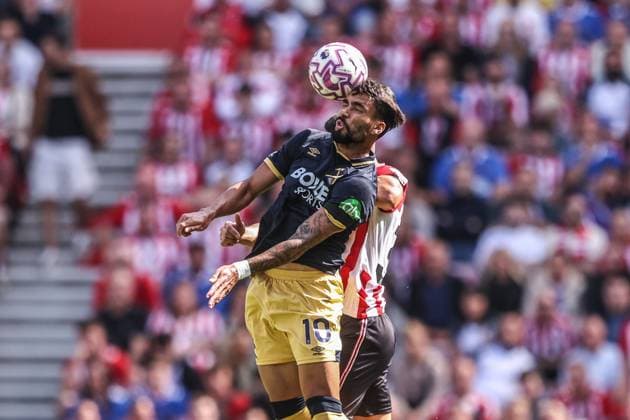 Premier League Sunderland v West Ham United Lucas Paqueta West Ham United jumps up to win the high ball from Granit Xhaka of Sunderland during the Premier League match Sunderland vs West Ham United at Stadium Of Light, Sunderland, United Kingdom, 16th August 2025 (Photo by Alfie Cosgrove News Images) Sunderland Stadium Of Light Tyne and Wear United Kingdom Copyright: xAlfiexCosgrove NewsxImagesx