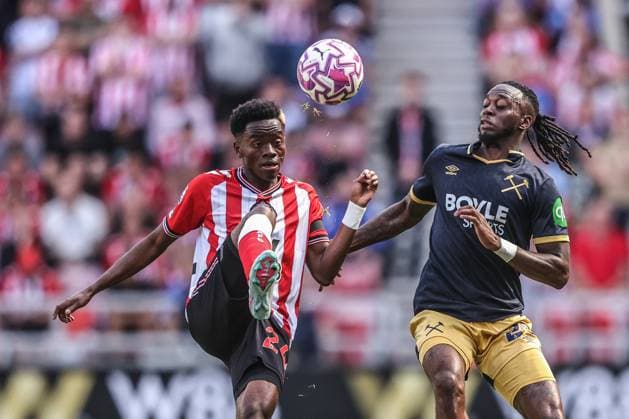 Premier League Sunderland v West Ham United Simon Adingra of Sunderland controls the ball during the Premier League match Sunderland vs West Ham United at Stadium Of Light, Sunderland, United Kingdom, 16th August 2025 (Photo by Alfie Cosgrove News Images) Sunderland Stadium Of Light Tyne and Wear United Kingdom Copyright: xAlfiexCosgrove NewsxImagesx