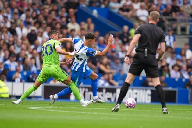 Brighton and Hove Albion v Fulham, Premier League, Football, Amex Stadium, Brighton, UK - 16 Aug 2025 Sasa Lukic of Fulham pulls back Yasin Ayari of Brighton & Hove Albion in front of Referee Sam Barrott Brighton Amex Stadium Brighton GBR, UK NEWSPAPERS OUT Copyright: xSeanxRyanx