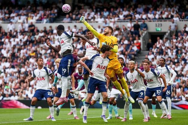 Premier League Tottenham Hotspur v Burnley Guglielmo Vicario of Tottenham Hotspur makes a save during the Premier League match Tottenham Hotspur vs Burnley at Tottenham Hotspur Stadium, London, United Kingdom, 16th August 2025 (Photo by Izzy Poles News Images) London Tottenham Hotspur Stadium United Kingdom Copyright: xIzzyxPoles NewsxImagesx